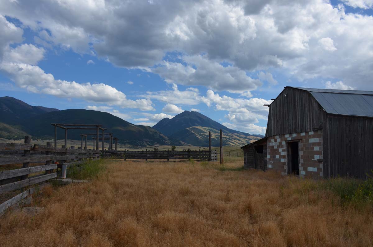barn corrals barn yellowstone river ranch montana