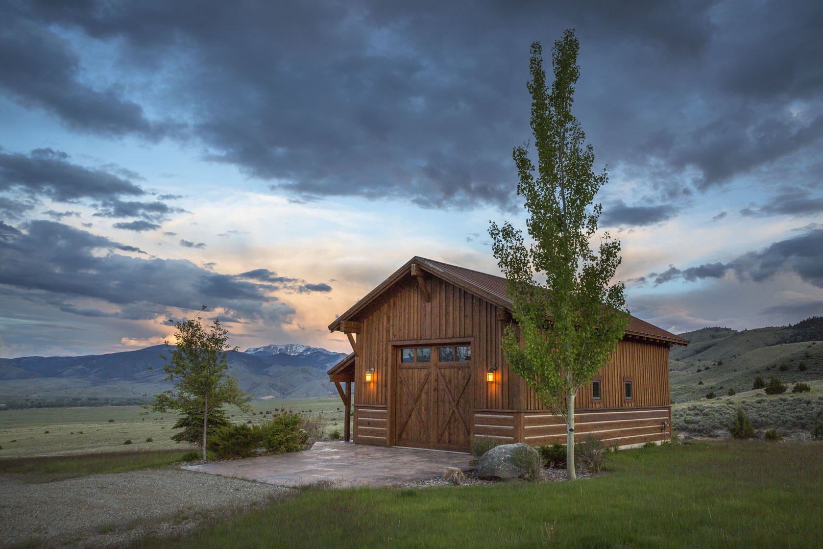 ruby-valley-vista-montana-ranches-for-sale-main-garage