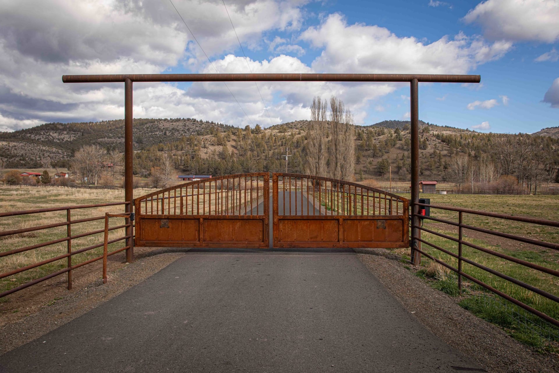 gated entrance oregon mckay creek ranch