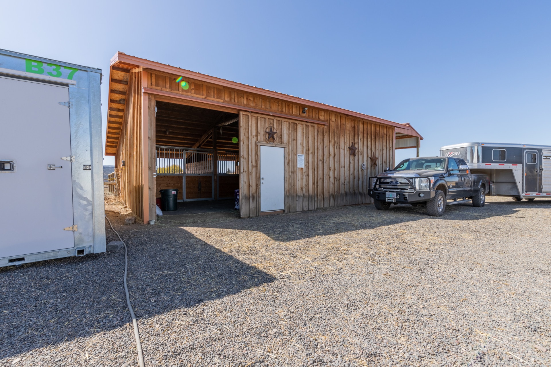 3 stall barn with turnouts oregon johnson creek hobby ranch