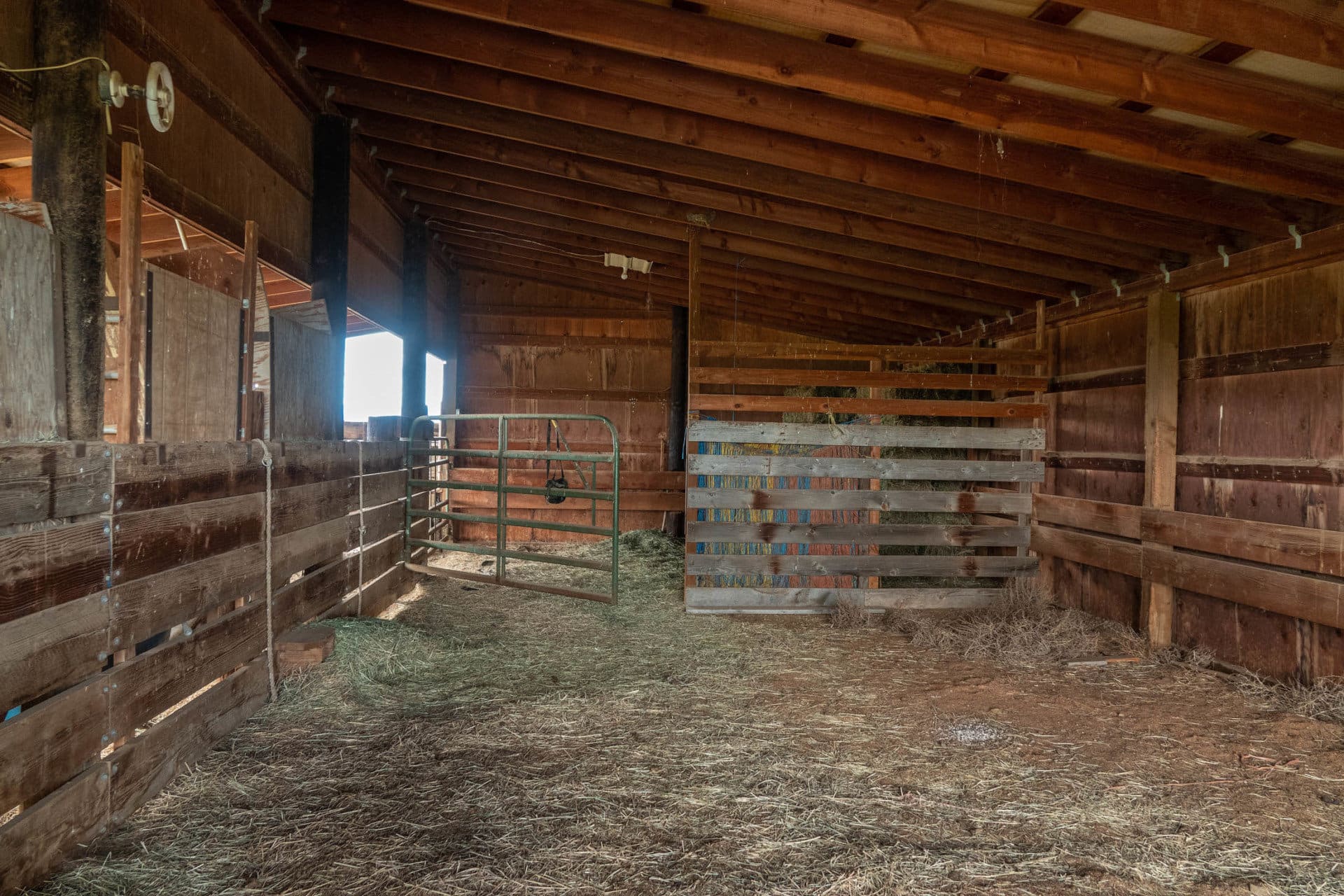 horse barn oregon green grass farm