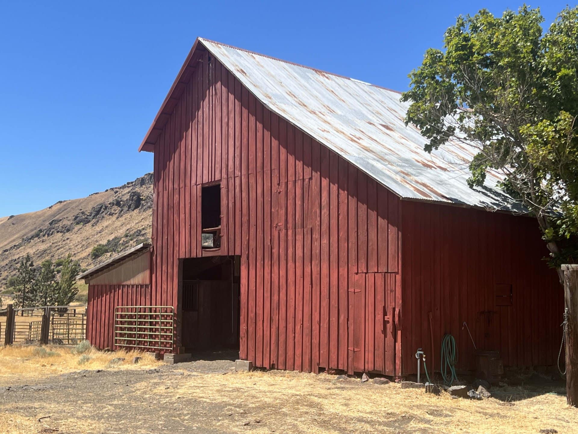 red barn washington columbia gorge cattle ranch
