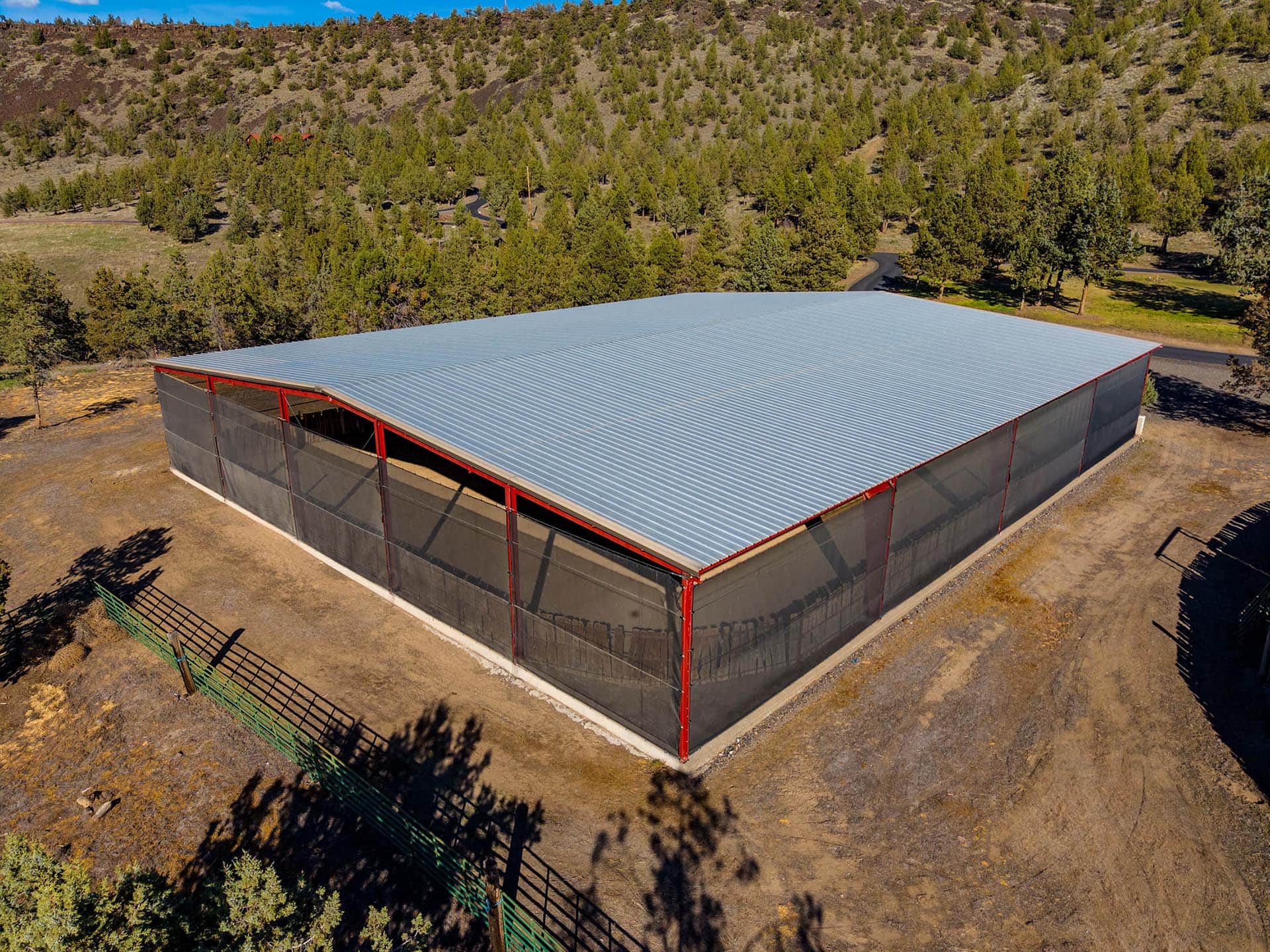 covered arena oregon crooked river rim horse ranch