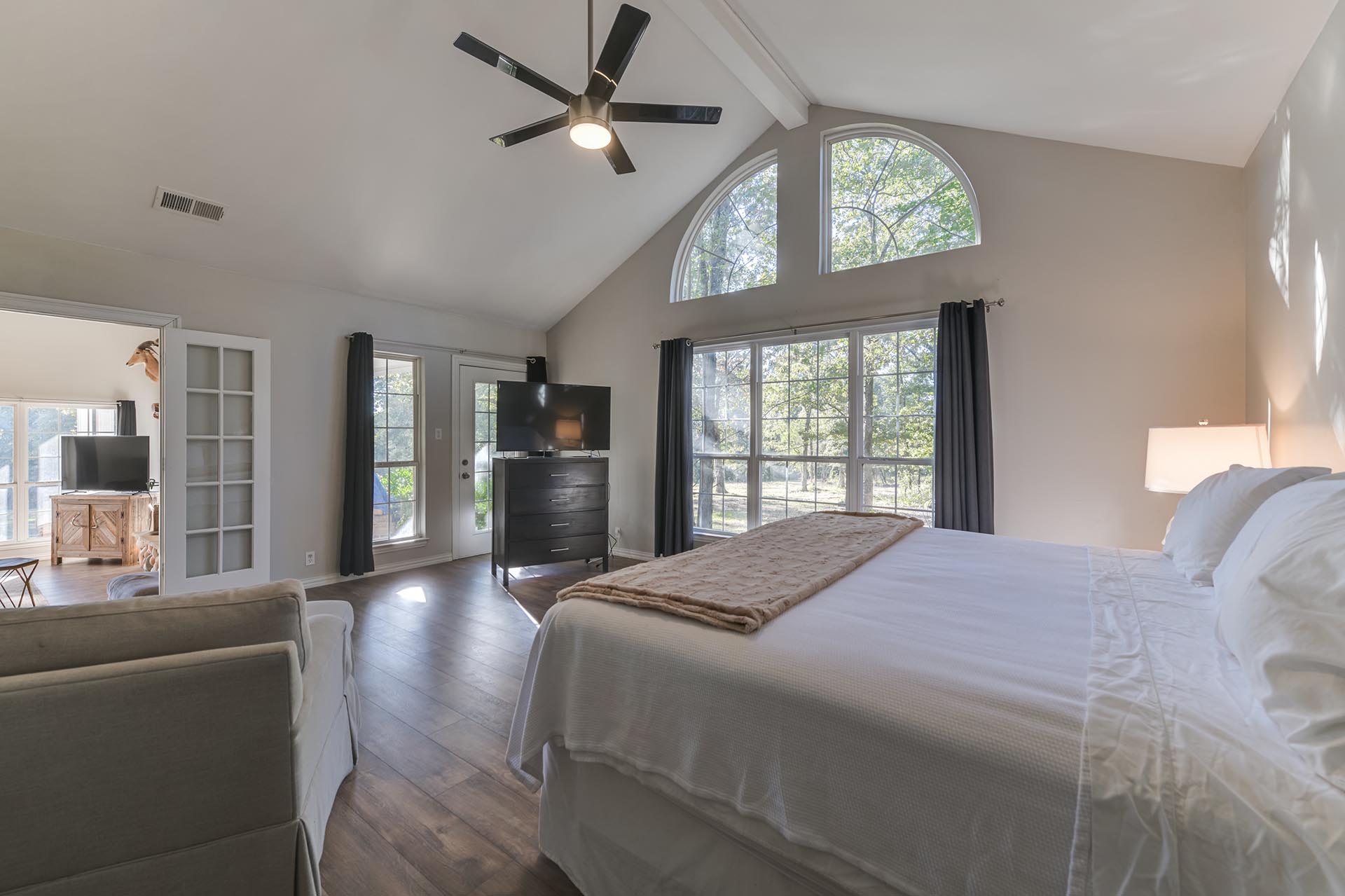 Private lakefront ranch East Texas Red Barn Ranch on Lake Bob Sandlin