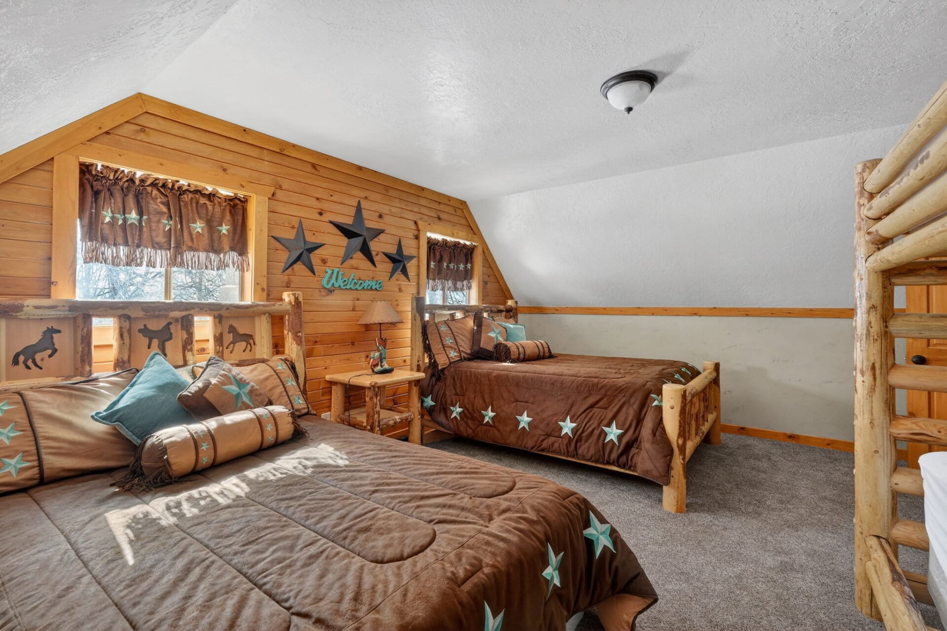 bedroom with horse decor Idaho the davis lodge at loafer creek falls