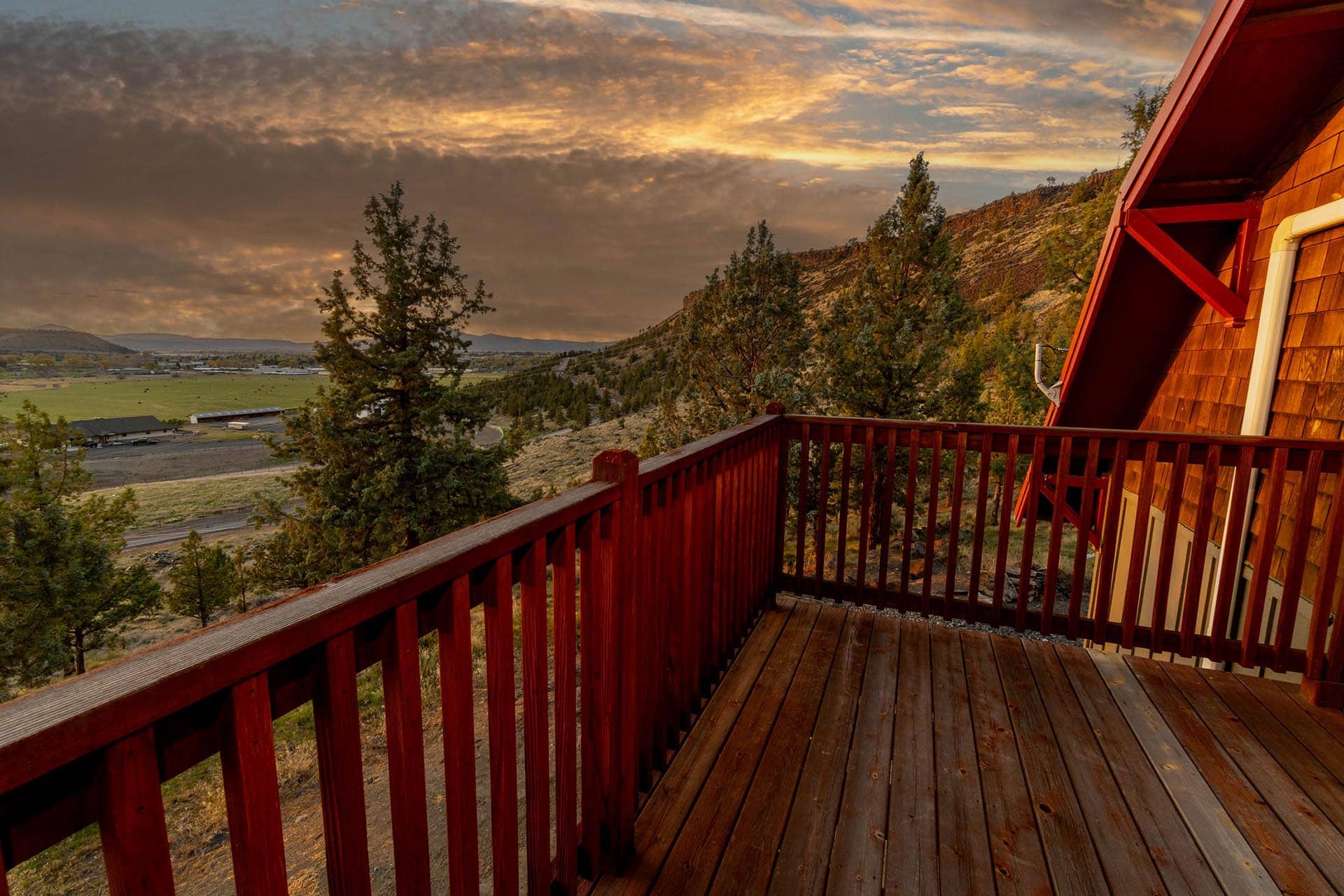 deck with mountain views and sunset oregon crooked river rim horse ranch