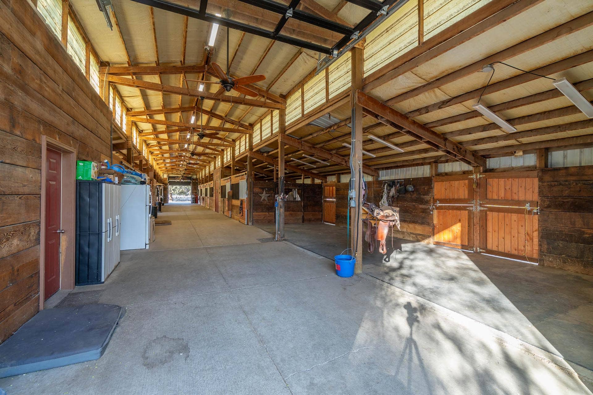 horse barn interior with stalls and wide center aisle oregon crooked river rim horse ranch (4)