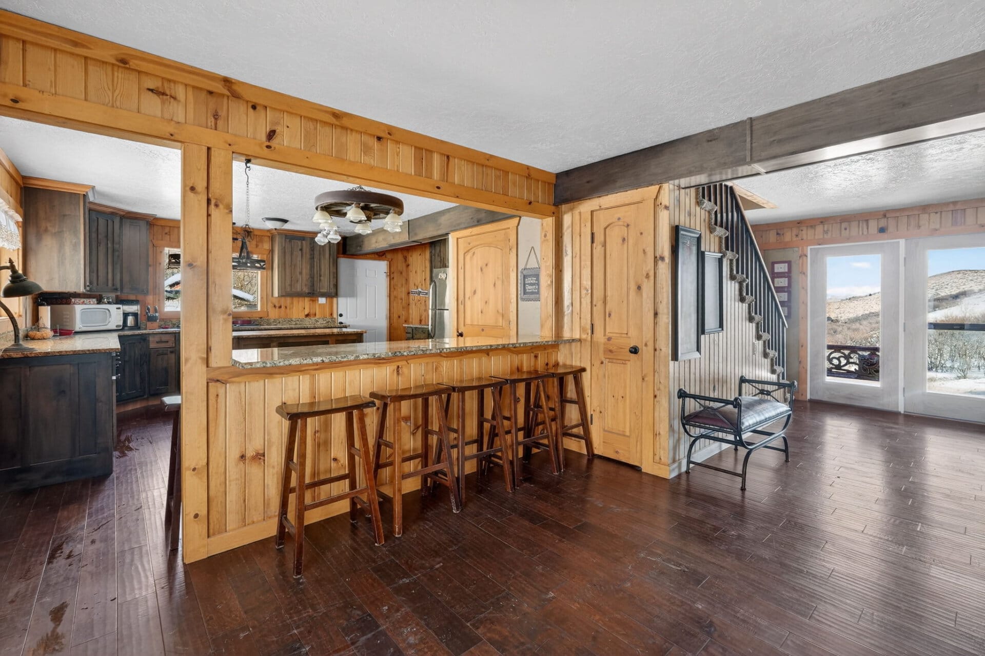 property with bar seating Idaho the davis lodge at loafer creek falls
