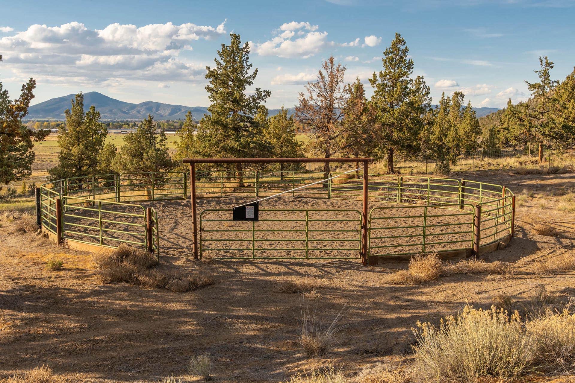 small round pen oregon crooked river rim horse ranch