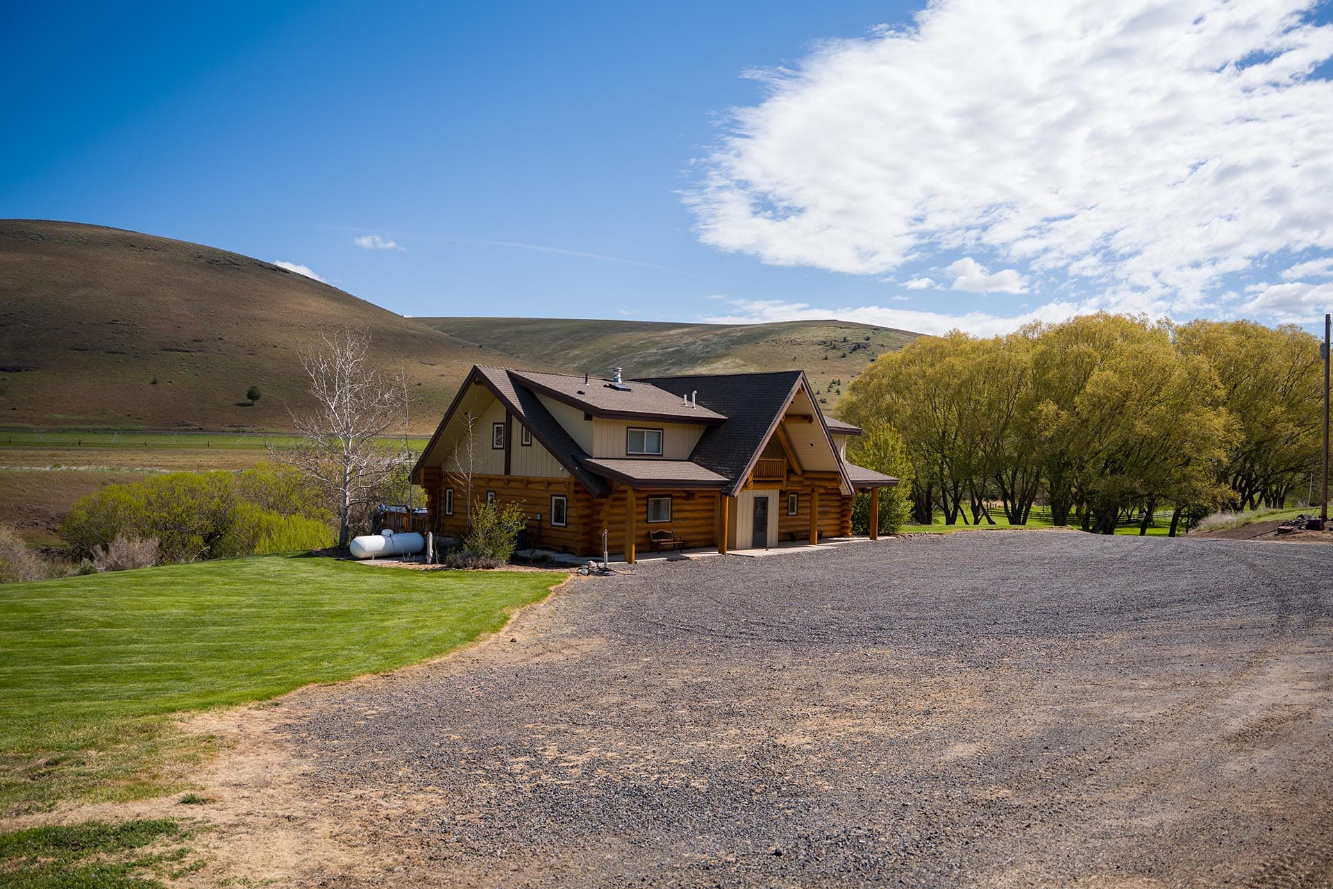 east view of log home oregon thorn creek ranch