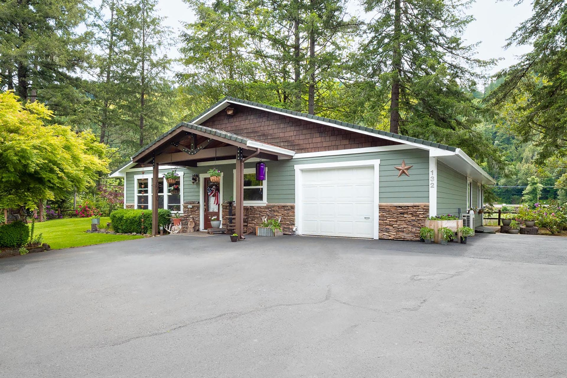 guest house exterior with garage and driveway oregon umpqua river retreat at cougar creek