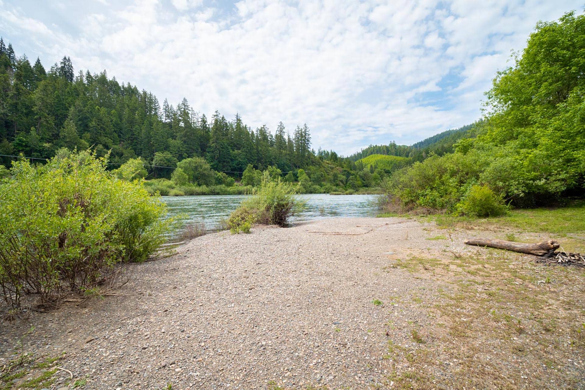 umpqua river gravel beach access view oregon umpqua river retreat at cougar creek