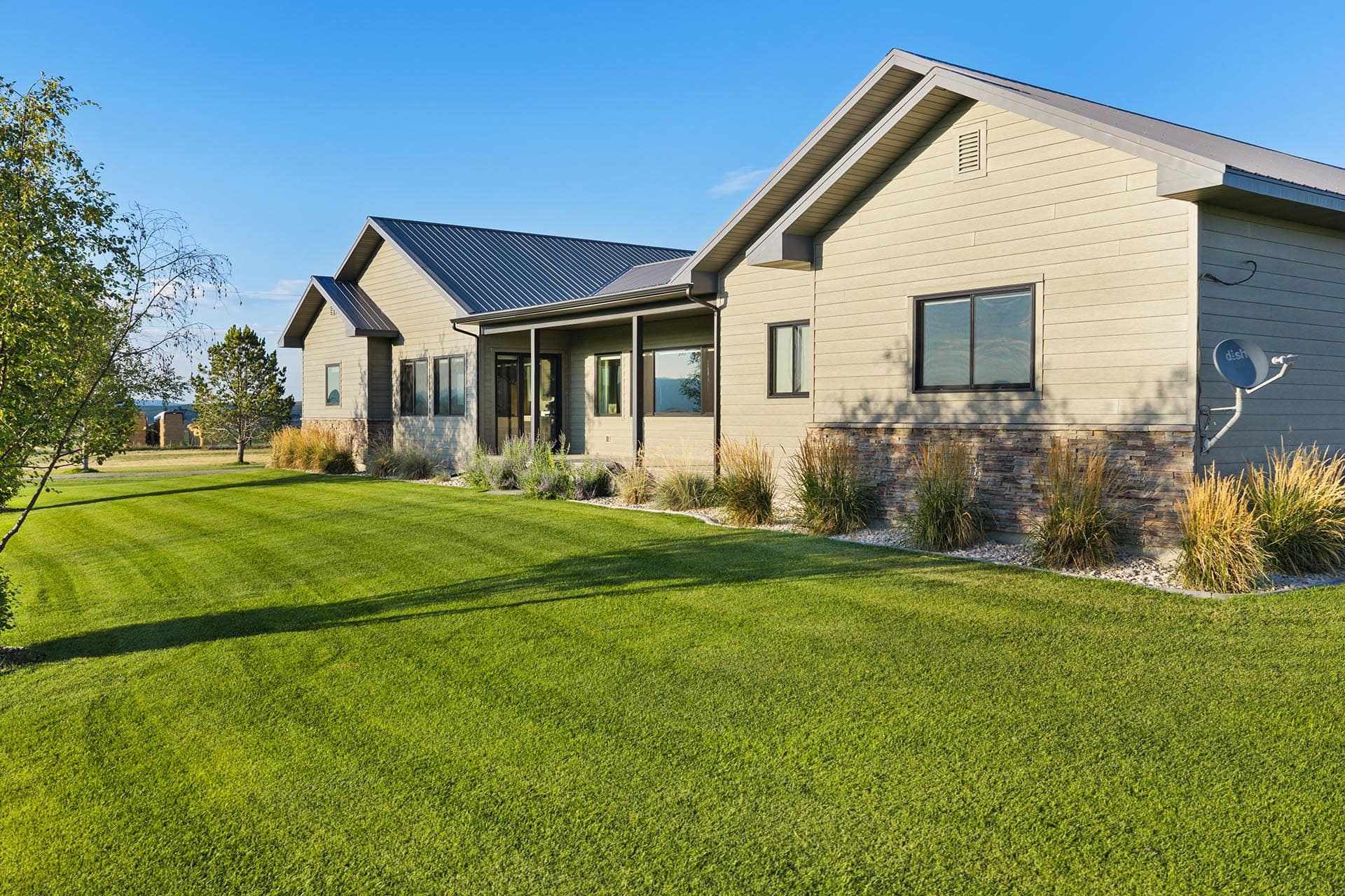 mordern home and lawn land for sale montana hollowtop homestead