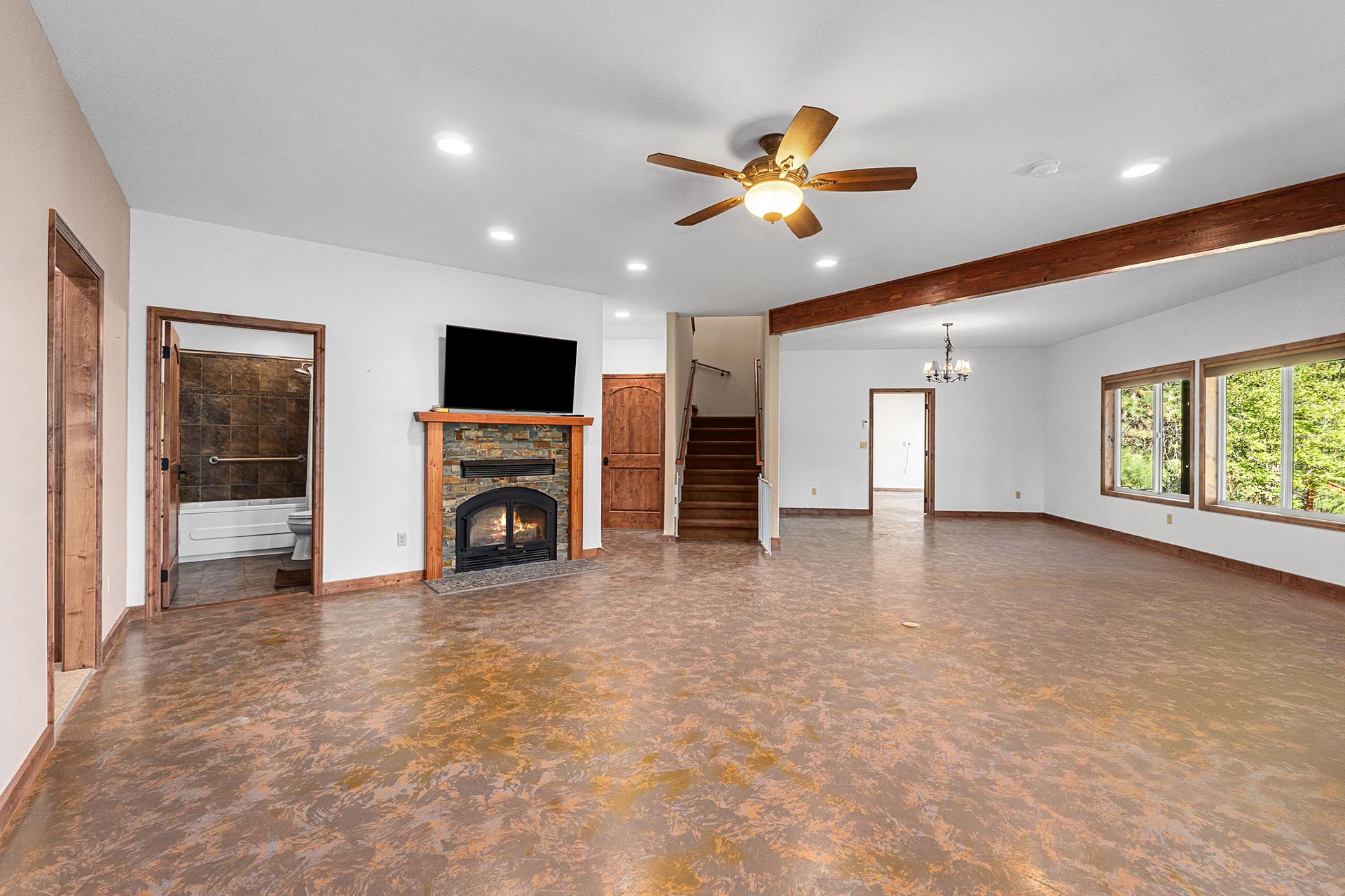Downstairs luxury living Washington Curlew Lake House