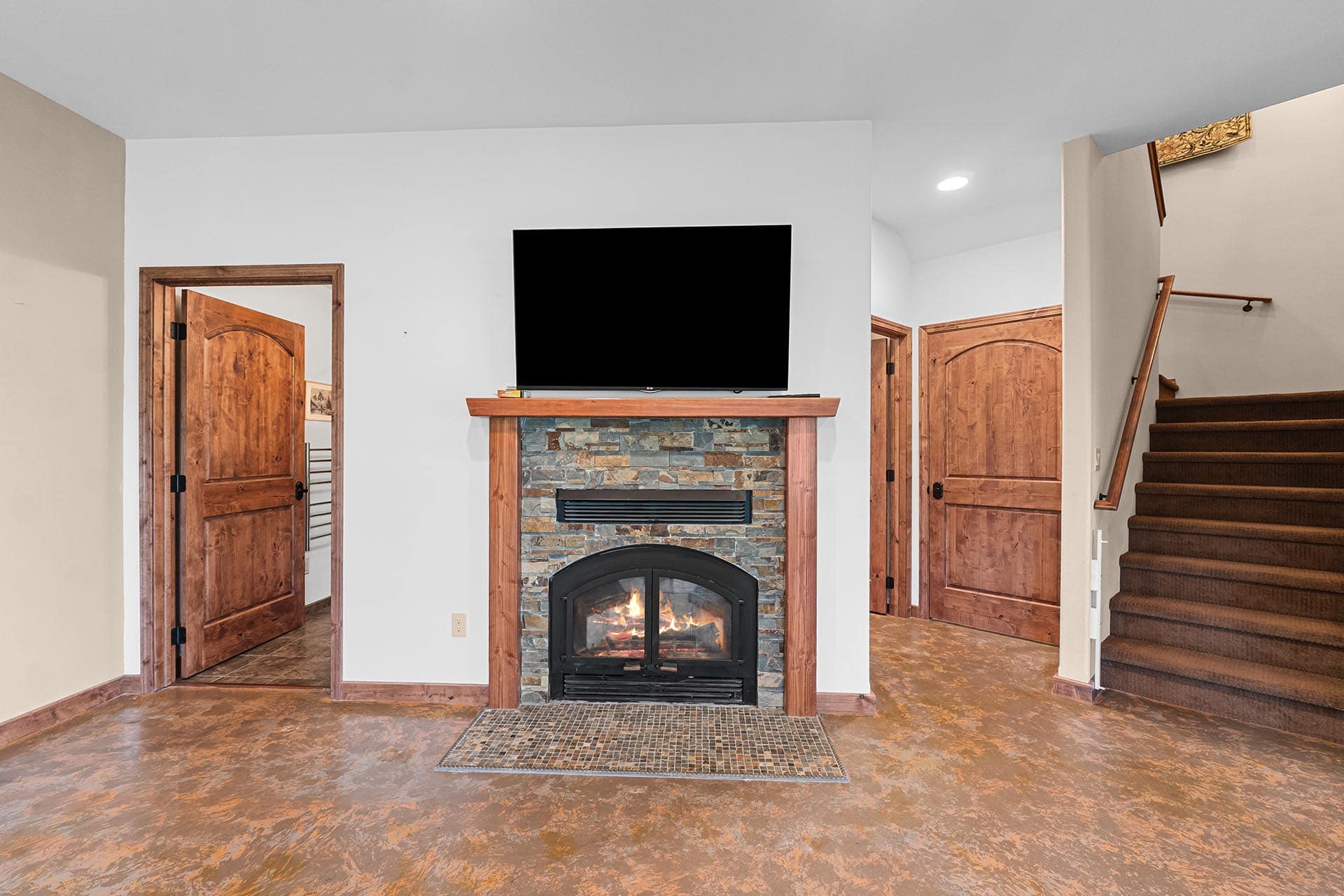Lower Level Fire Place Washington Curlew Lake House