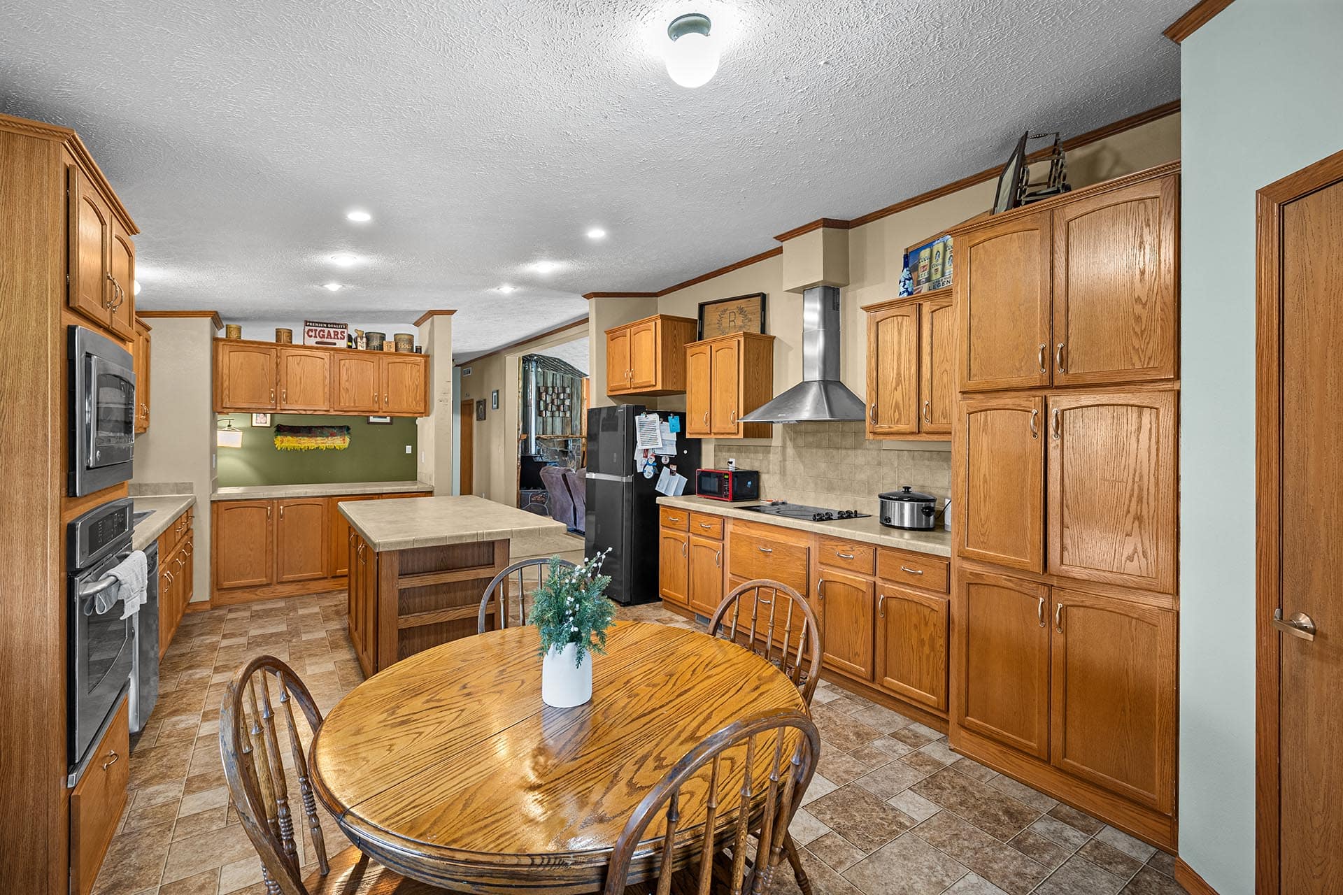 kitchen and dining table Montana Clarks Fork Waterfowl Camp