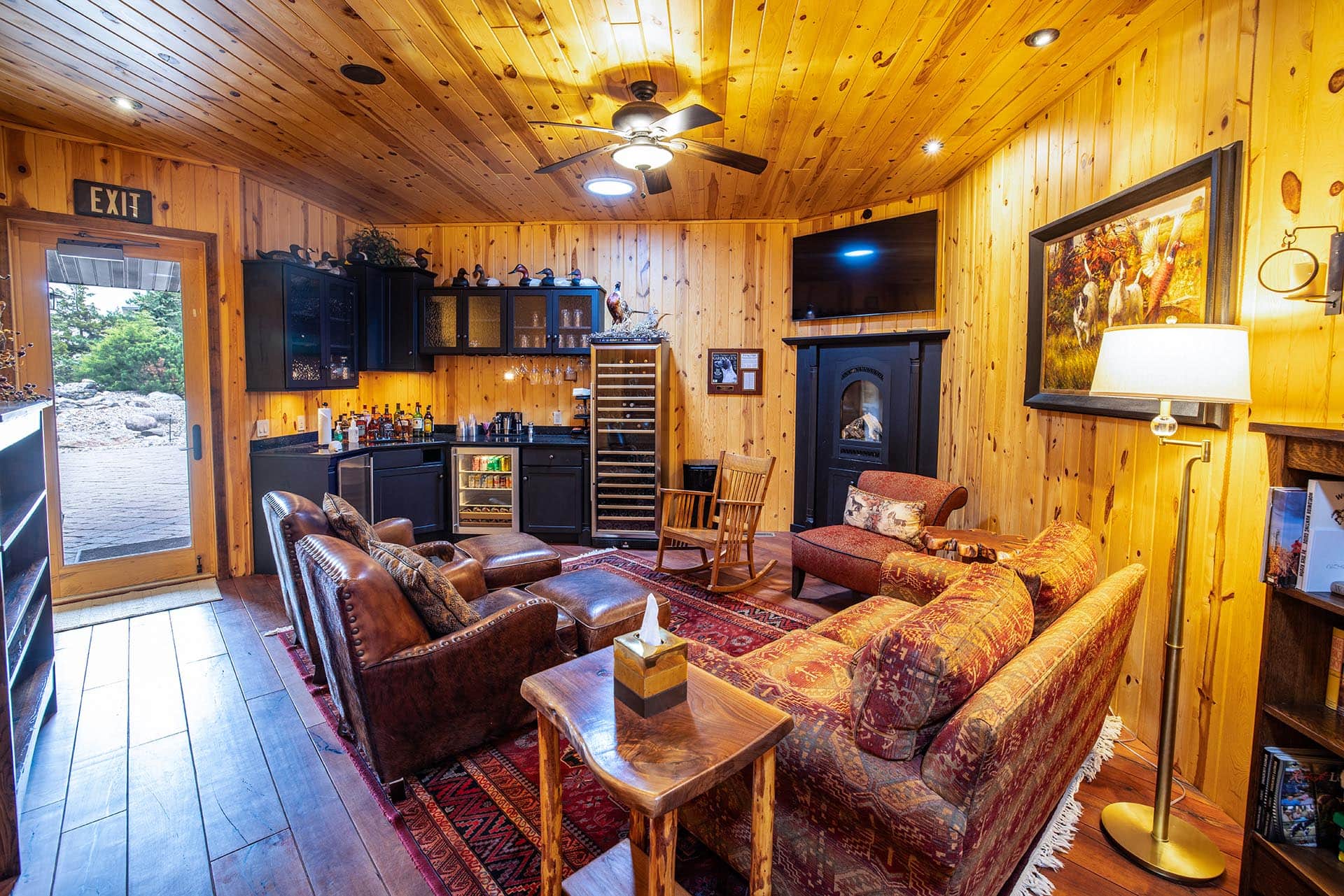 lodge lounge with wet bar and tv south dakota paul nelson farm