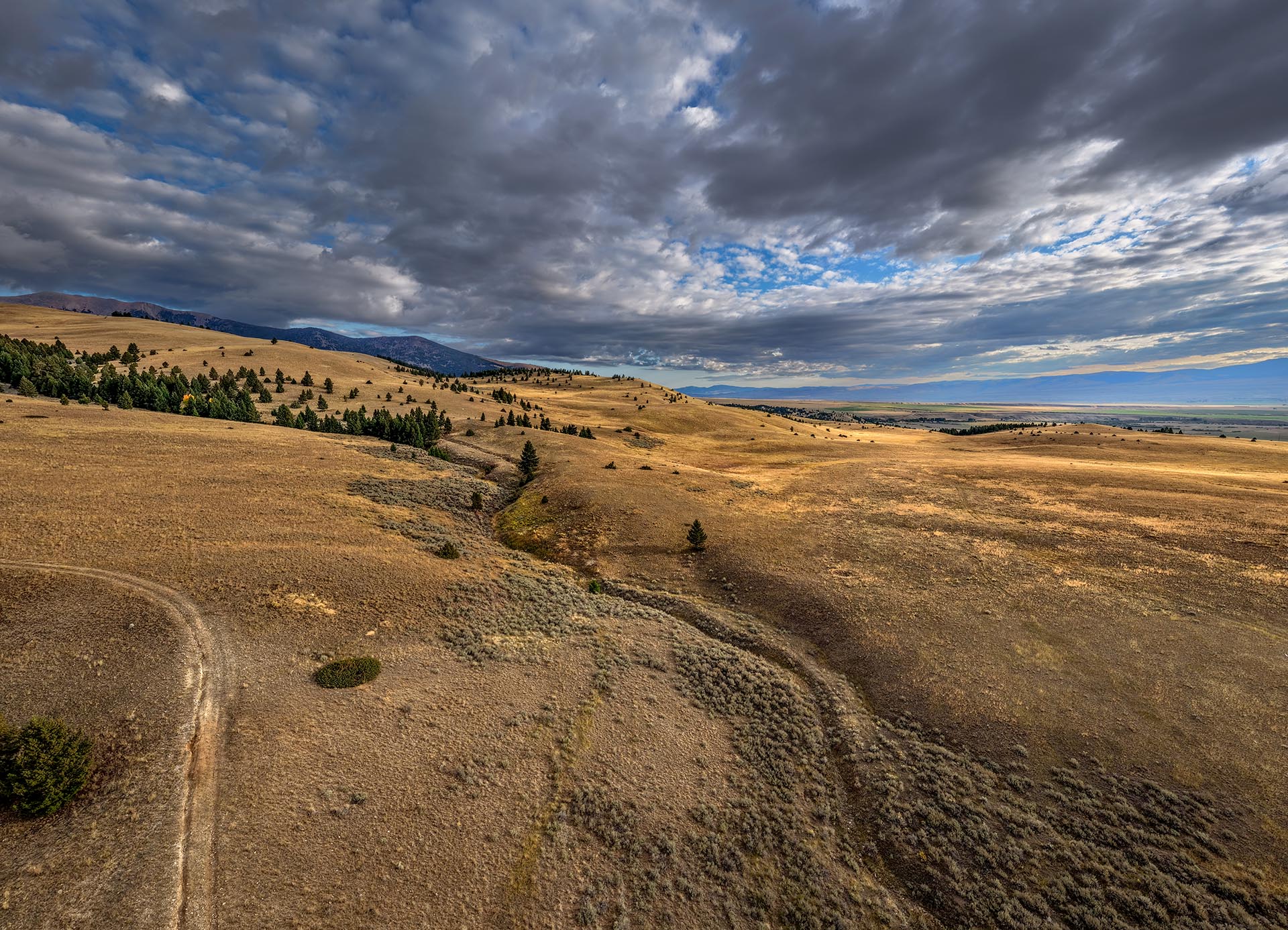 rolling hills with natural drainage montana dempsey lakes cattle ranch